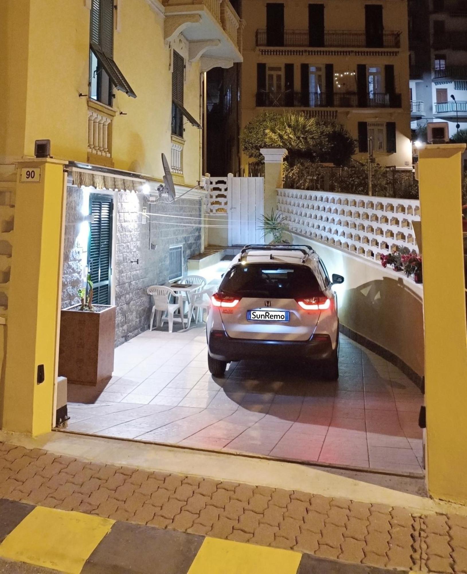 Casa Stefi Sunremo - Parcheggio Privato, 500 Mt Dalla Spiaggia 圣雷默 外观 照片